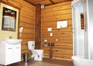 Гостиница Колыба Тверь Номер стандарт с двуспальной кроватью в деревянном коттедже с камином-6