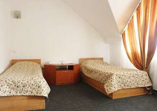 Гостиница Колыба Тверь Номер стандарт семейный с 2 односпальными и 1 двуспальной кроватью-1