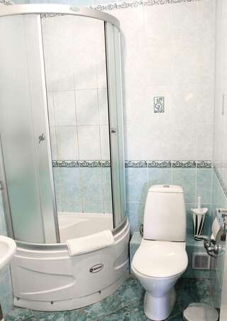 Гостиница Колыба Тверь 2-комнатный номер стандарт с 2 односпальными и 1 двуспальной кроватью (мансарда)-6