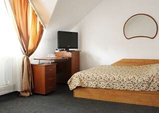 Гостиница Колыба Тверь Номер стандарт семейный с 2 односпальными и 1 двуспальной кроватью-2