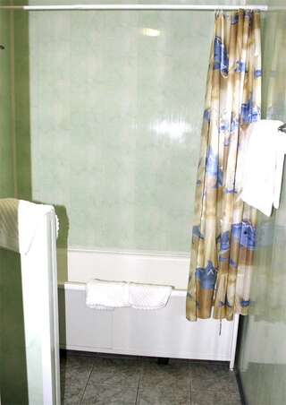 Гостиница Колыба Тверь Номер стандарт семейный с 2 односпальными и 1 двуспальной кроватью-4