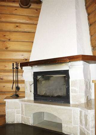 Гостиница Колыба Тверь Номер стандарт с двуспальной кроватью в деревянном коттедже с камином-4