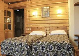 Гостиница Колыба Тверь Номер стандарт с 2 односпальными кроватями в деревянном коттедже-5