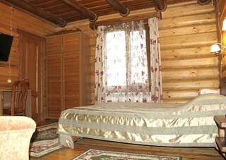 Гостиница Колыба Тверь Номер стандарт с двуспальной кроватью в деревянном коттедже с камином-2